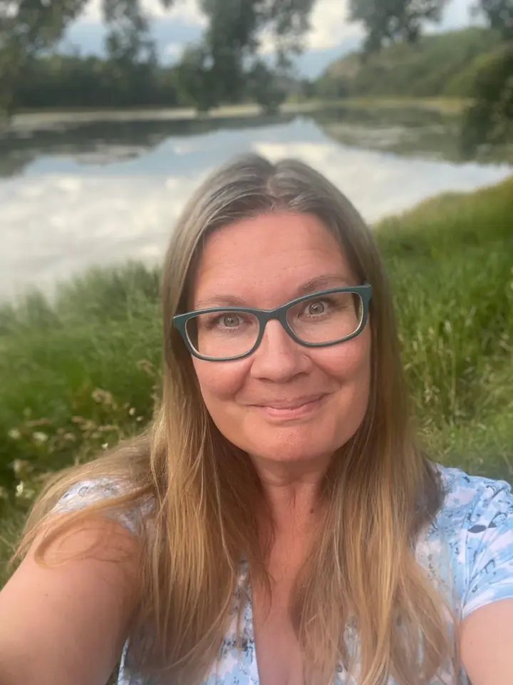 Ellinor Wikman utomhus vid en sjö